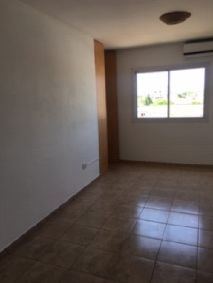 26 E/ 62 Y 63 - MONOAMBIENTE 3 ER PISO X ESCALERA MUY LUMINOSO 