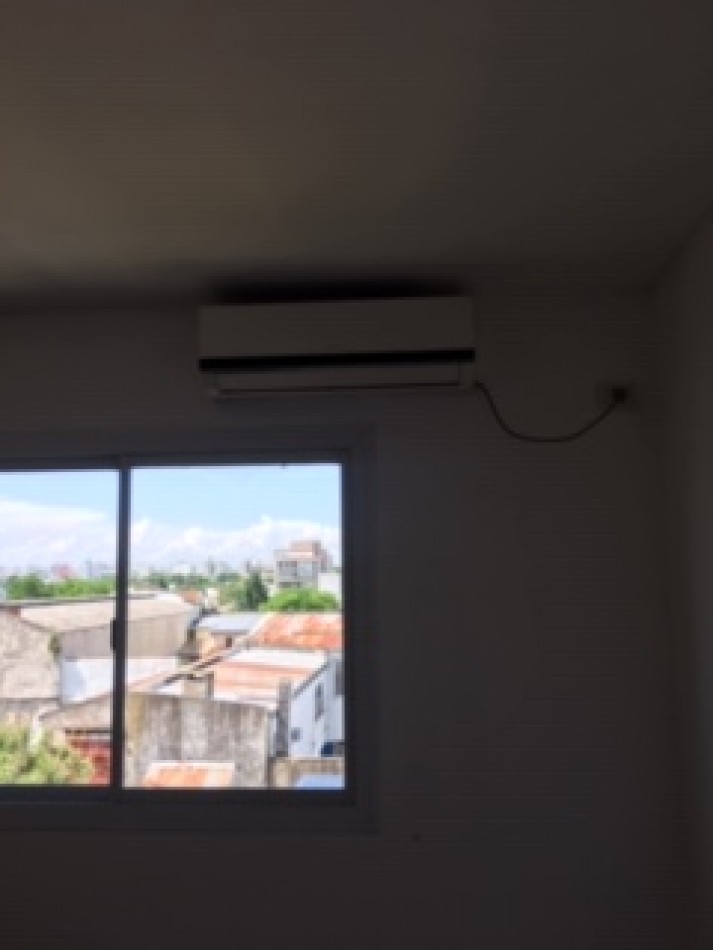 26 E/ 62 Y 63 - MONOAMBIENTE 3 ER PISO X ESCALERA MUY LUMINOSO 