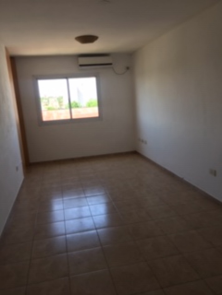 26 E/ 62 Y 63 - MONOAMBIENTE 3 ER PISO X ESCALERA MUY LUMINOSO 
