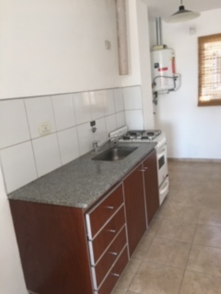 26 E/ 62 Y 63 - MONOAMBIENTE 3 ER PISO X ESCALERA MUY LUMINOSO 