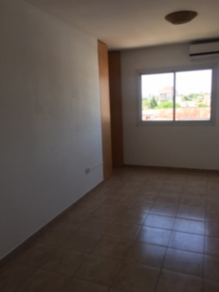 26 E/ 62 Y 63 - MONOAMBIENTE 3 ER PISO X ESCALERA MUY LUMINOSO 