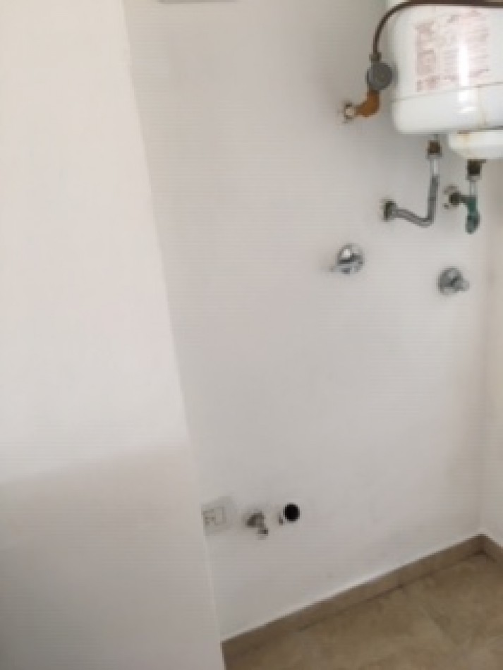 26 E/ 62 Y 63 - MONOAMBIENTE 3 ER PISO X ESCALERA MUY LUMINOSO 