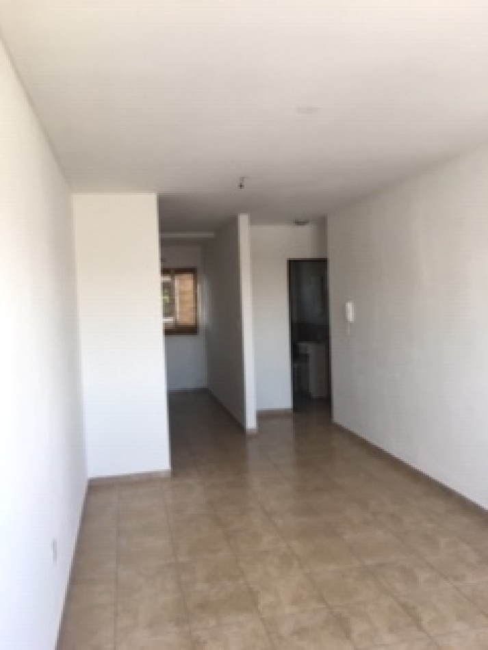 26 E/ 62 Y 63 - MONOAMBIENTE 3 ER PISO X ESCALERA MUY LUMINOSO 