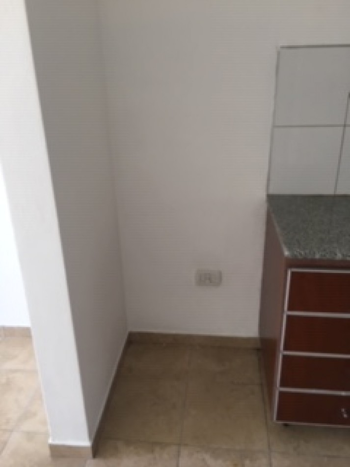 26 E/ 62 Y 63 - MONOAMBIENTE 3 ER PISO X ESCALERA MUY LUMINOSO 