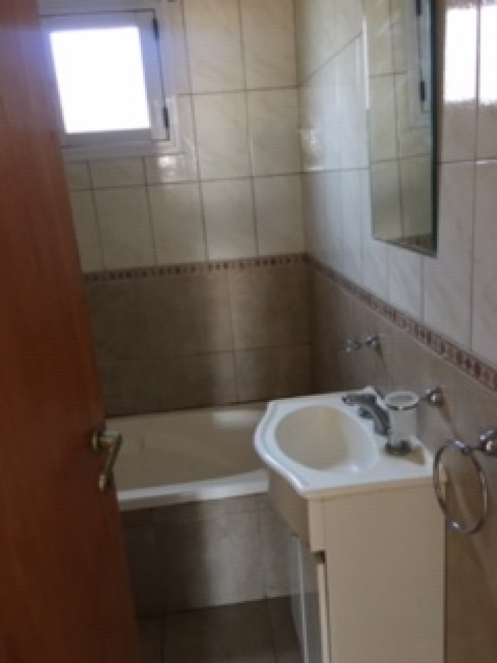26 E/ 62 Y 63 - MONOAMBIENTE 3 ER PISO X ESCALERA MUY LUMINOSO 