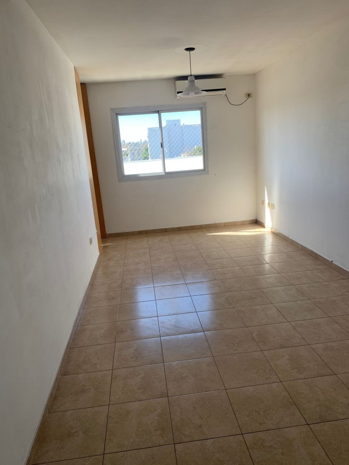 26 E/ 62 Y 63 - MONOAMBIENTE 3 ER PISO X ESCALERA MUY LUMINOSO 