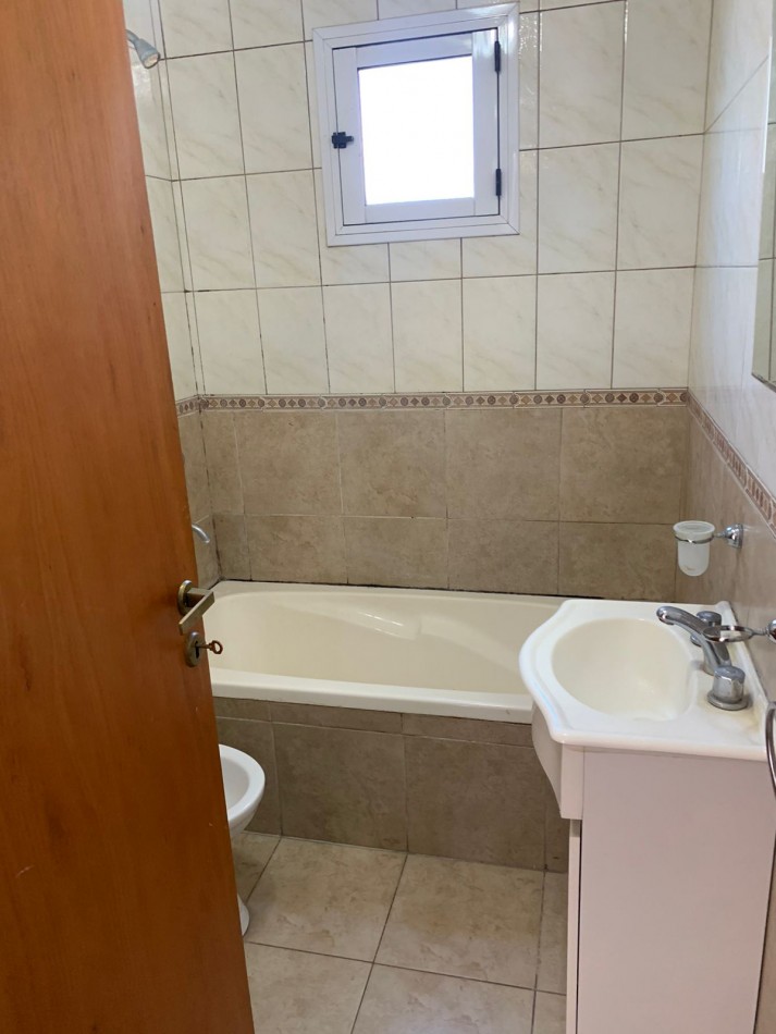 26 E/ 62 Y 63 - MONOAMBIENTE 3 ER PISO X ESCALERA MUY LUMINOSO 