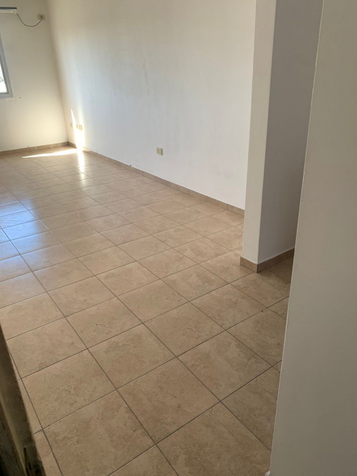 26 E/ 62 Y 63 - MONOAMBIENTE 3 ER PISO X ESCALERA MUY LUMINOSO 