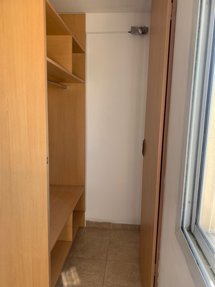 26 E/ 62 Y 63 - MONOAMBIENTE 3 ER PISO X ESCALERA MUY LUMINOSO 