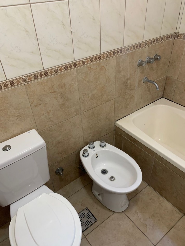 26 E/ 62 Y 63 - MONOAMBIENTE 3 ER PISO X ESCALERA MUY LUMINOSO 