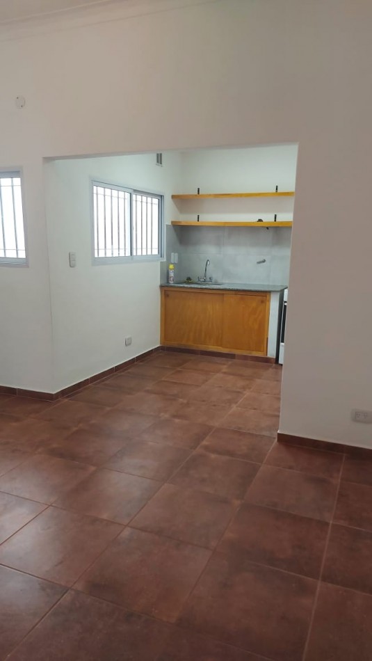 EXCELENTE DEPARTAMENTO DE UN DORMITORIO CON PATIO EN ALQUILER  