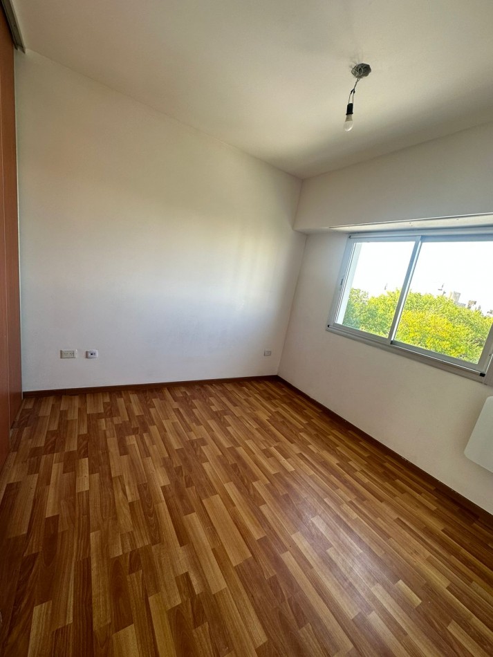 18 E/ 39 Y 40 - DEPARTAMENTO DE 2 DORM  - 4 TO PISO AL FRENTE - SEMIPISO