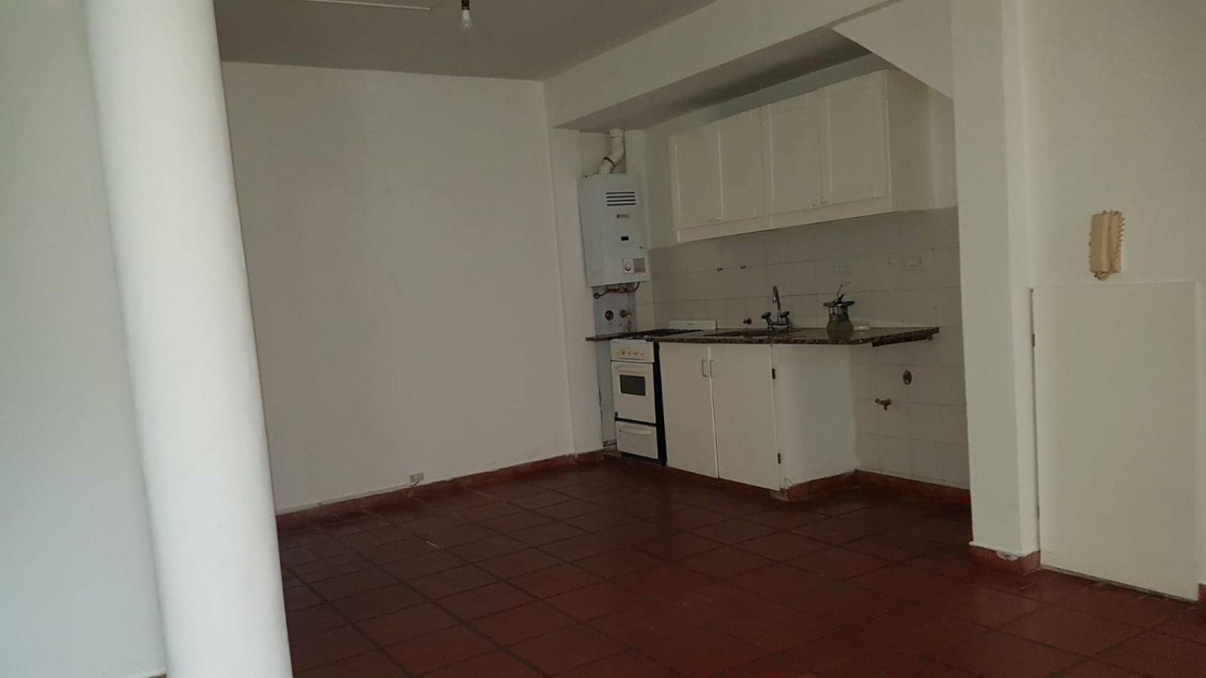 10 E/ 61 Y 62 - PH DE UN DORMITORIO - EN PLANTA BAJA CON PATIO 
