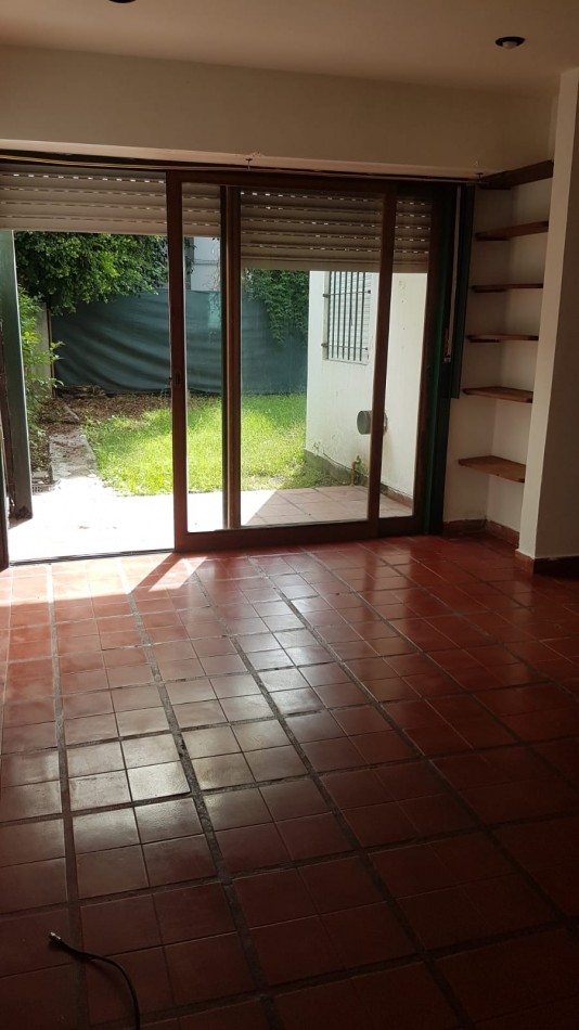 10 E/ 61 Y 62 - PH DE UN DORMITORIO - EN PLANTA BAJA CON PATIO 