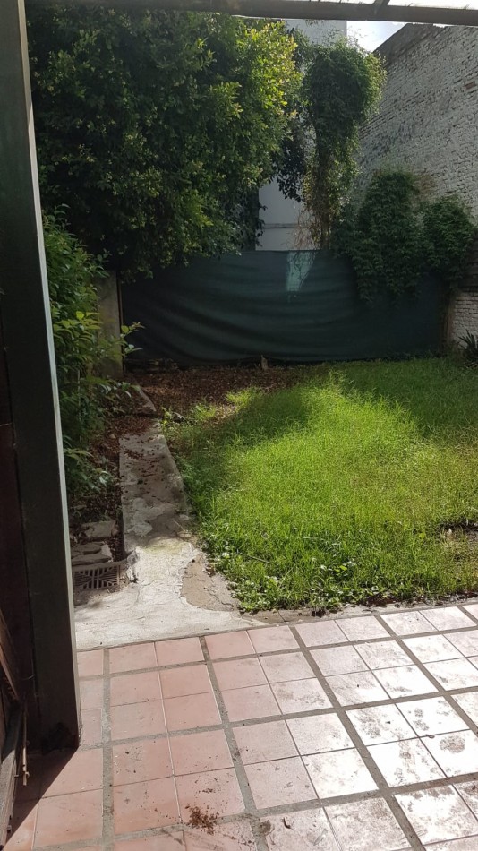 10 E/ 61 Y 62 - PH DE UN DORMITORIO - EN PLANTA BAJA CON PATIO 