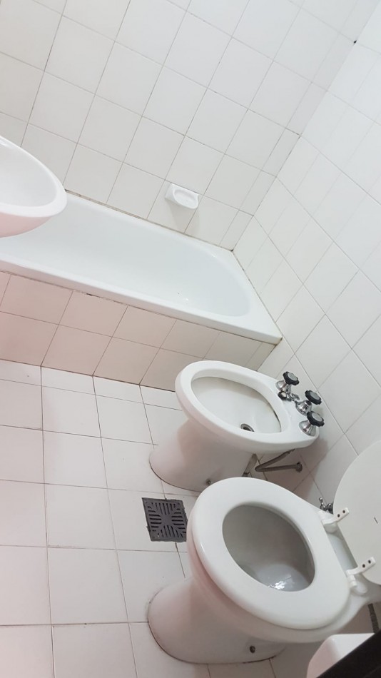 10 E/ 61 Y 62 - PH DE UN DORMITORIO - EN PLANTA BAJA CON PATIO 