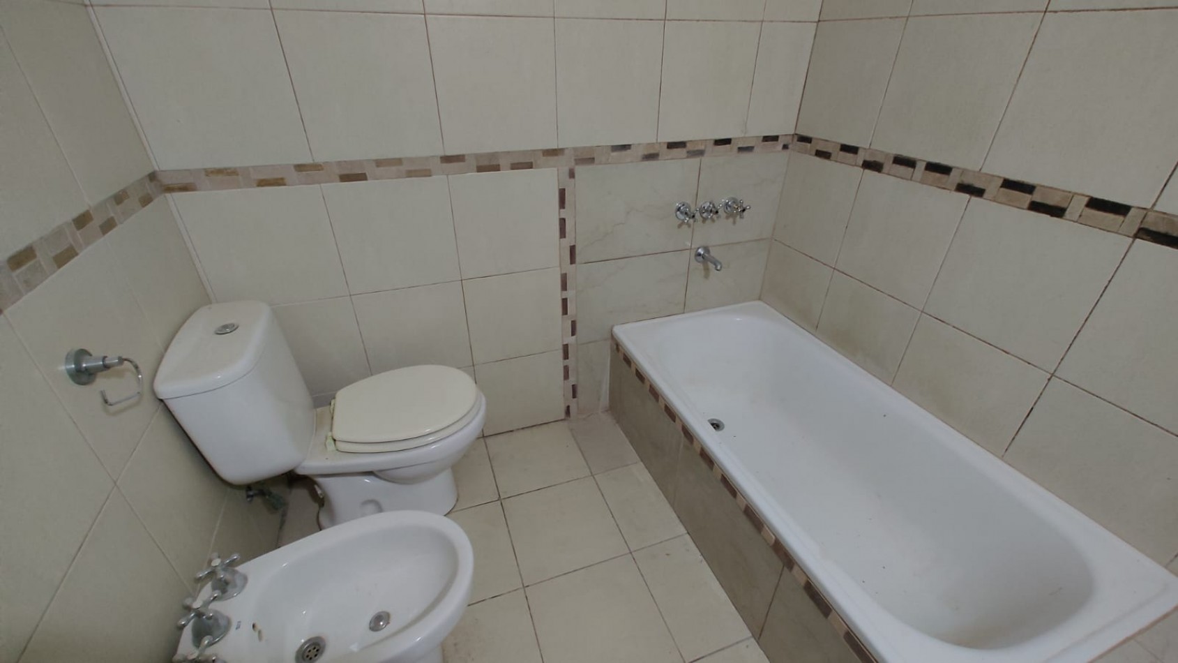 20E/ 68 Y 69 - CASA INTERNA EN PH- 3 DORM - DOS BAÑOS - PATIO- APTO BANCO  