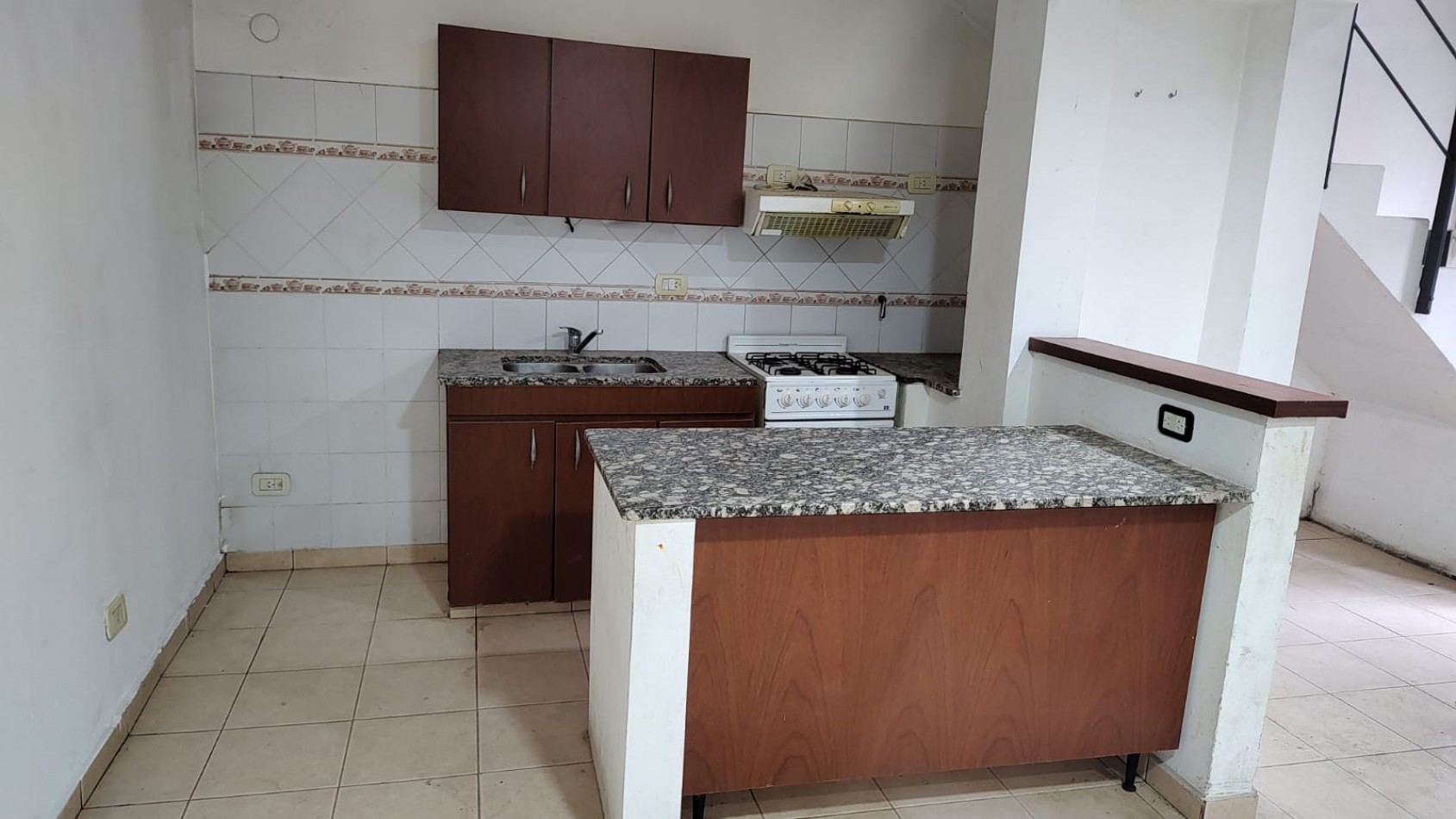 20E/ 68 Y 69 - CASA INTERNA EN PH- 3 DORM - DOS BAÑOS - PATIO- APTO BANCO  