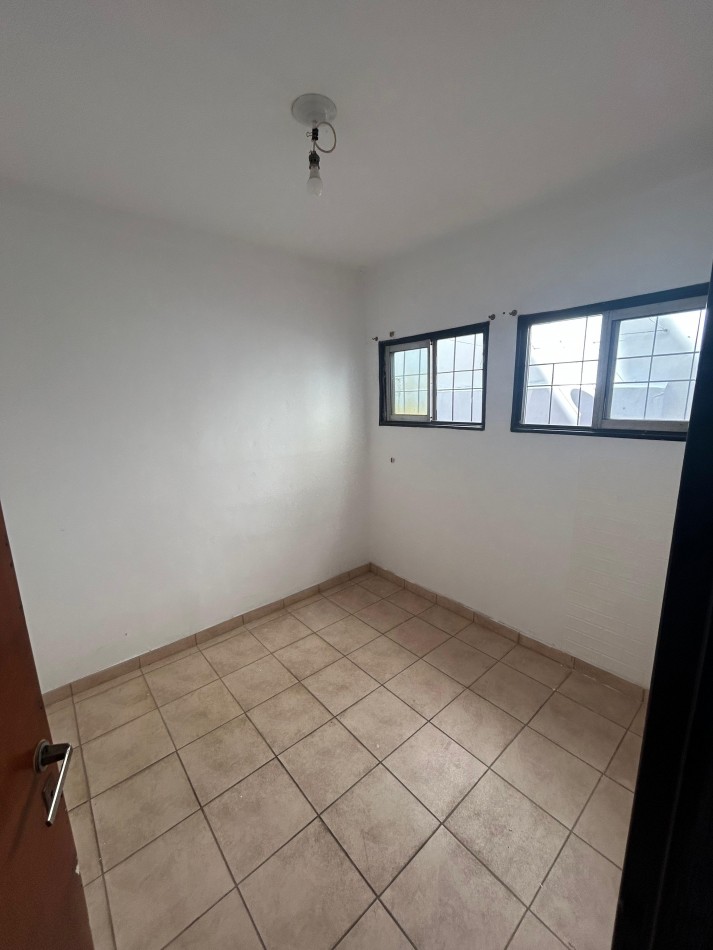 50 e/ 19 y 20 - PH EN PLANTA ALTA 2 DORM- PLAZA MALVINAS