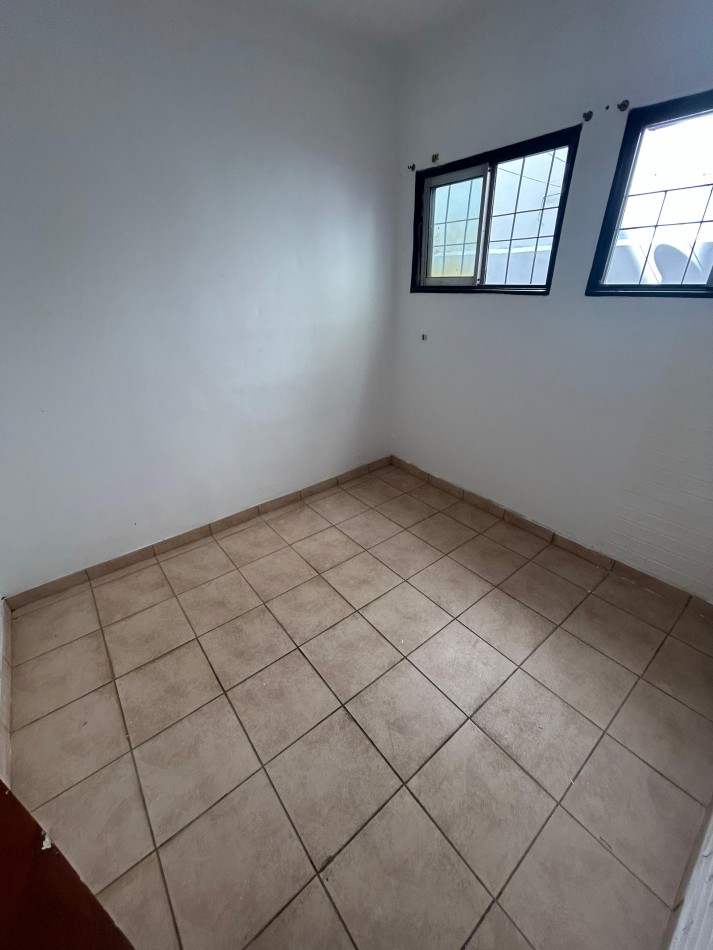 50 e/ 19 y 20 - PH EN PLANTA ALTA 2 DORM- PLAZA MALVINAS
