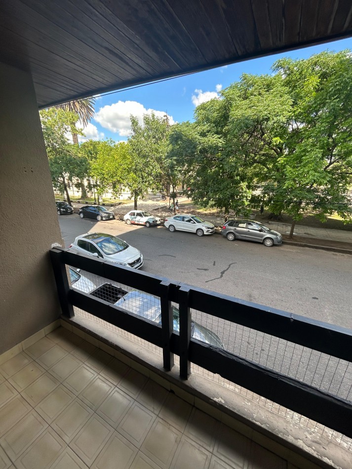 50 e/ 19 y 20 - PH EN PLANTA ALTA 2 DORM- PLAZA MALVINAS