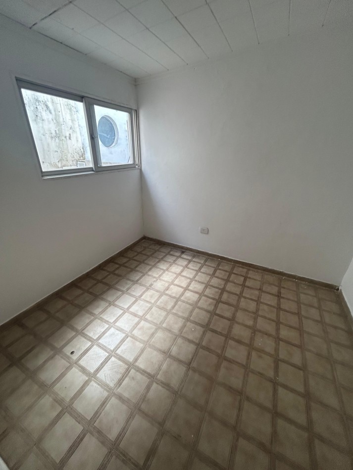 50 e/ 19 y 20 - PH EN PLANTA ALTA 2 DORM- PLAZA MALVINAS