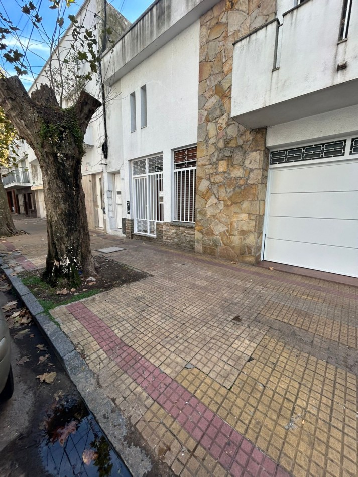 6 E/ 57 Y 58- CASA EN ALQUILER - TRES DORMITORIOS - GARAGE - PARQUE