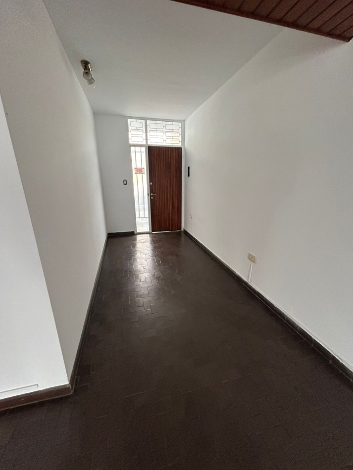 6 E/ 57 Y 58- CASA EN ALQUILER - TRES DORMITORIOS - GARAGE - PARQUE