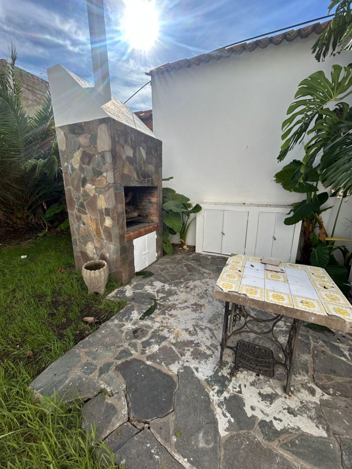 6 E/ 57 Y 58- CASA EN ALQUILER - TRES DORMITORIOS - GARAGE - PARQUE
