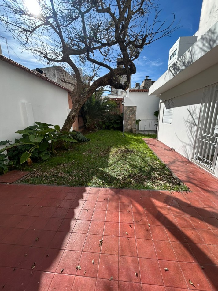 6 E/ 57 Y 58- CASA EN ALQUILER - TRES DORMITORIOS - GARAGE - PARQUE
