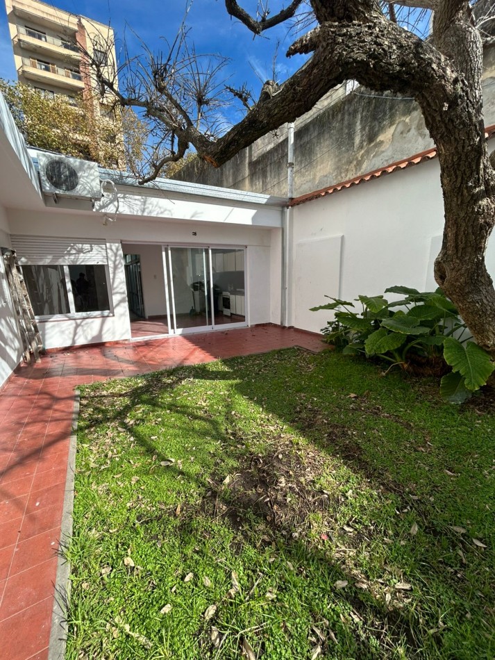 6 E/ 57 Y 58- CASA EN ALQUILER - TRES DORMITORIOS - GARAGE - PARQUE