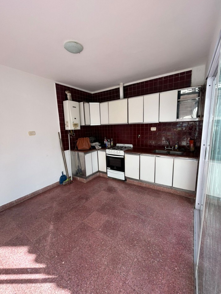 6 E/ 57 Y 58- CASA EN ALQUILER - TRES DORMITORIOS - GARAGE - PARQUE