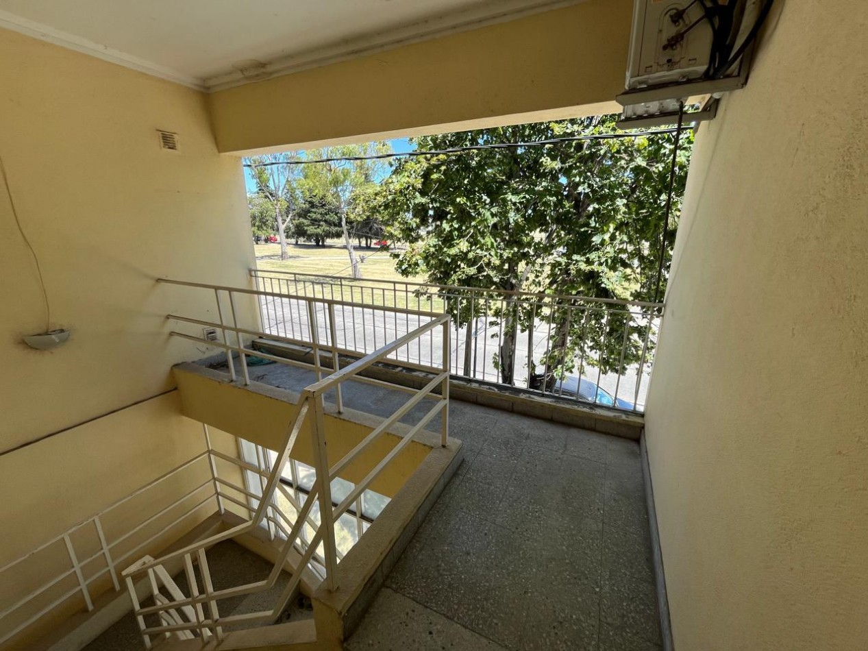 AV 32 ESQ 24 - CASA EN PLANTA ALTA  2 DORM Y TERRAZA