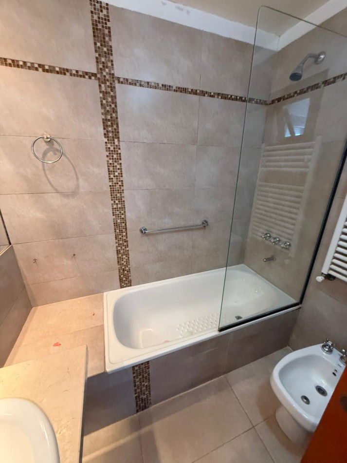 37 e/ 12 y 13 - depto 2 dorm con cochera descubierta- Barrio Norte