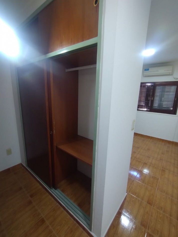 136 e/ 33bis y 34 - casa tipo duplex . entrada de auto y quincho