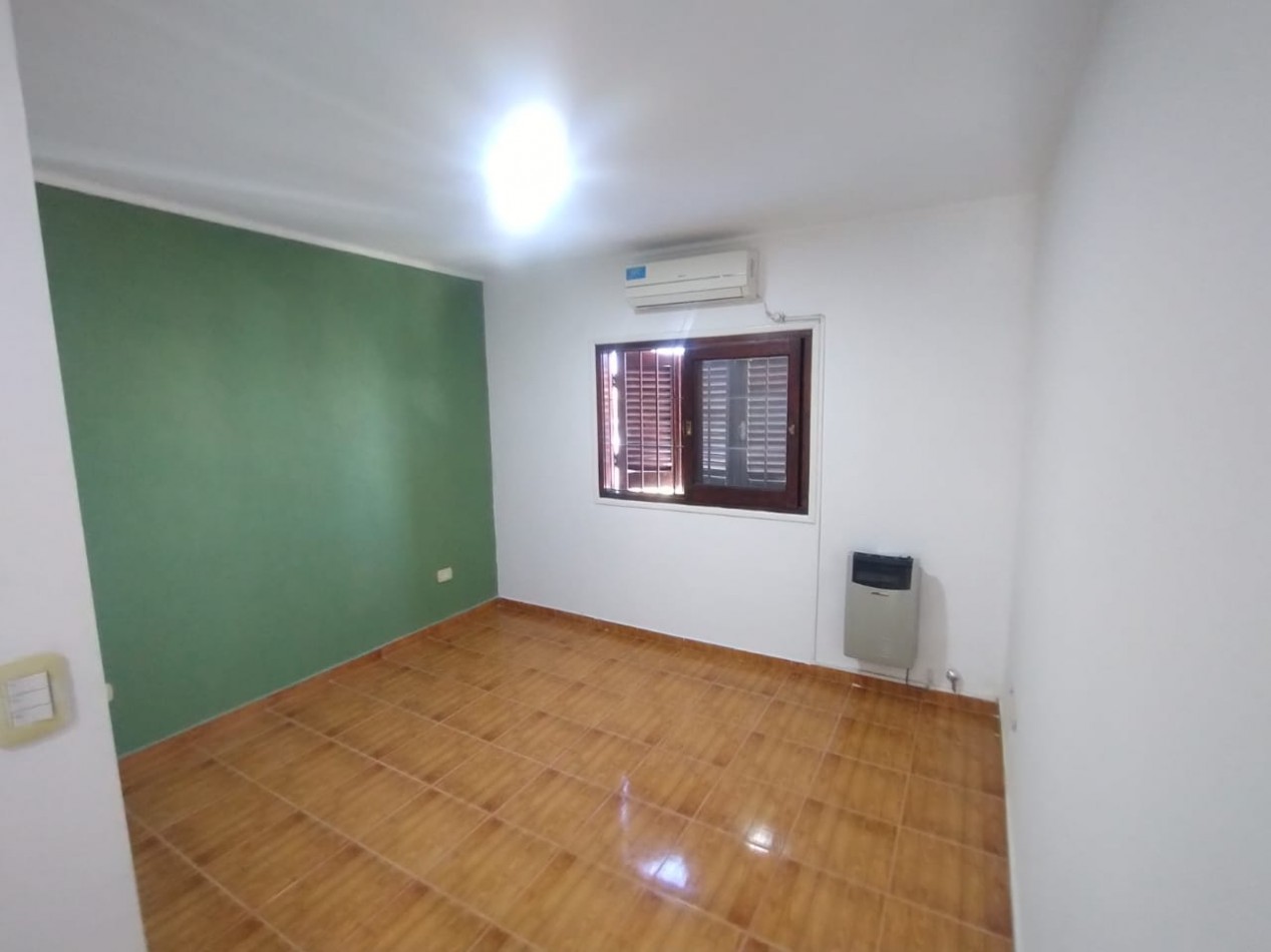 136 e/ 33bis y 34 - casa tipo duplex . entrada de auto y quincho
