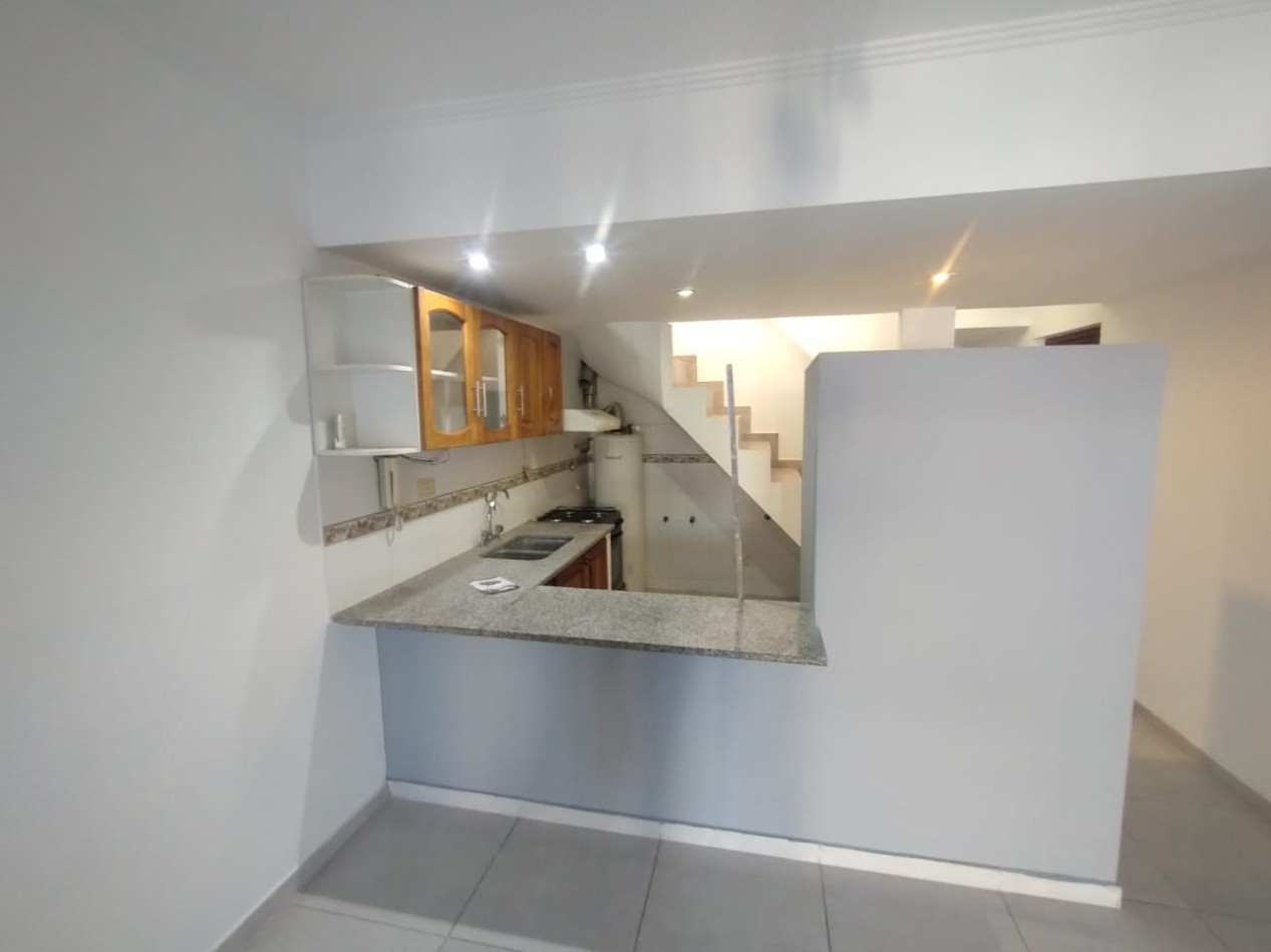 136 e/ 33bis y 34 - casa tipo duplex . entrada de auto y quincho