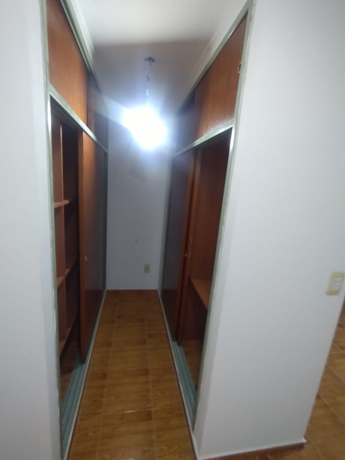 136 e/ 33bis y 34 - casa tipo duplex . entrada de auto y quincho