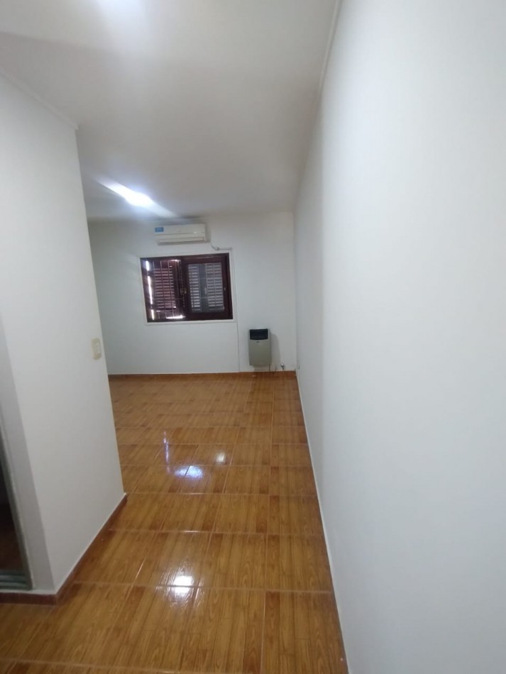 136 e/ 33bis y 34 - casa tipo duplex . entrada de auto y quincho