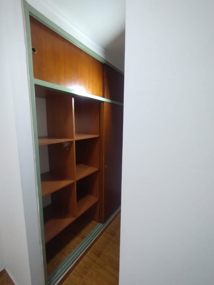 136 e/ 33bis y 34 - casa tipo duplex . entrada de auto y quincho