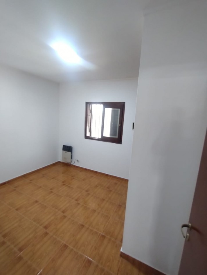 136 e/ 33bis y 34 - casa tipo duplex . entrada de auto y quincho