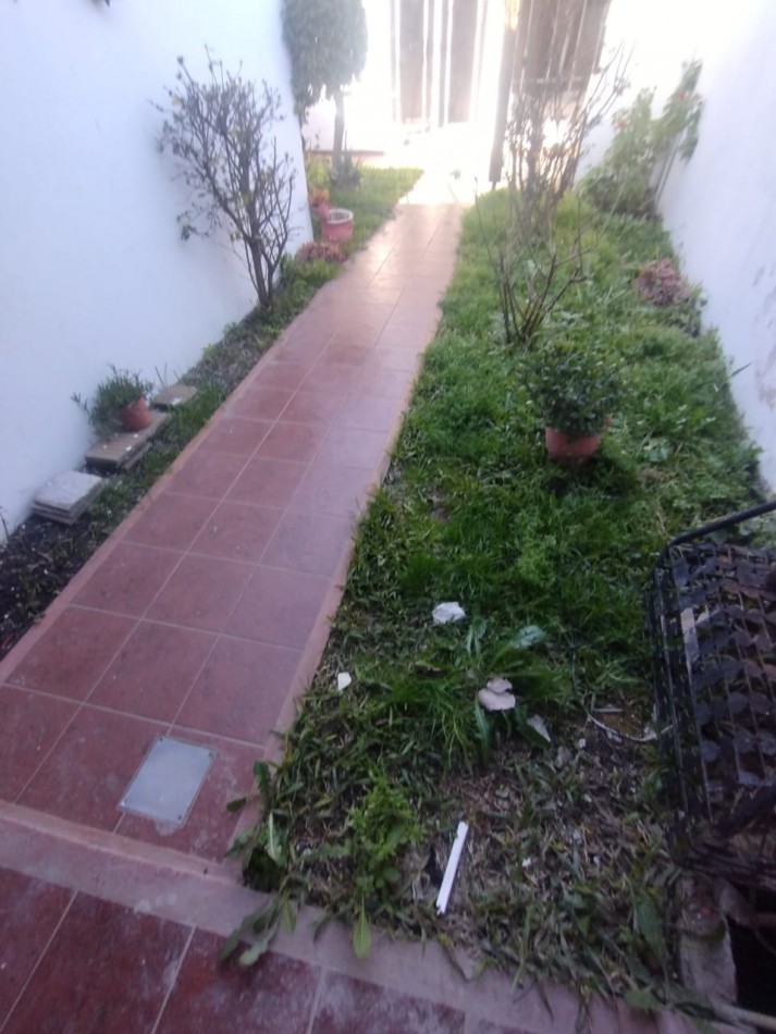 136 e/ 33bis y 34 - casa tipo duplex . entrada de auto y quincho