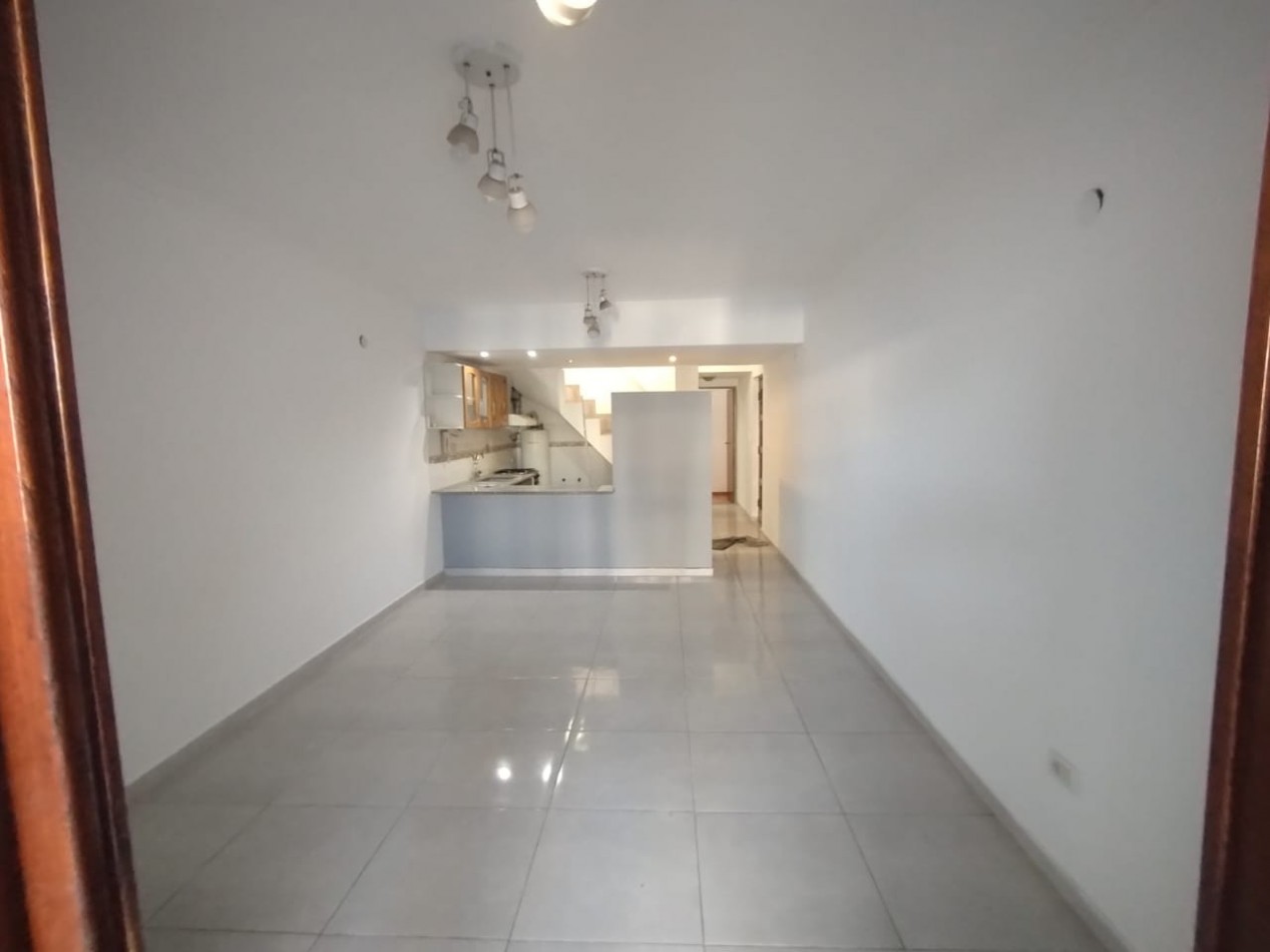 136 e/ 33bis y 34 - casa tipo duplex . entrada de auto y quincho