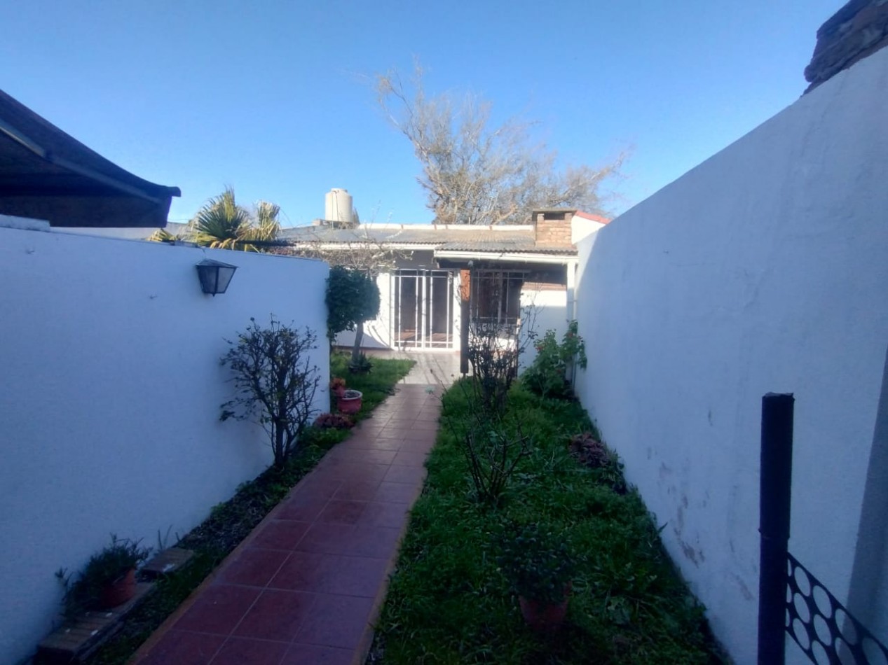 136 e/ 33bis y 34 - casa tipo duplex . entrada de auto y quincho
