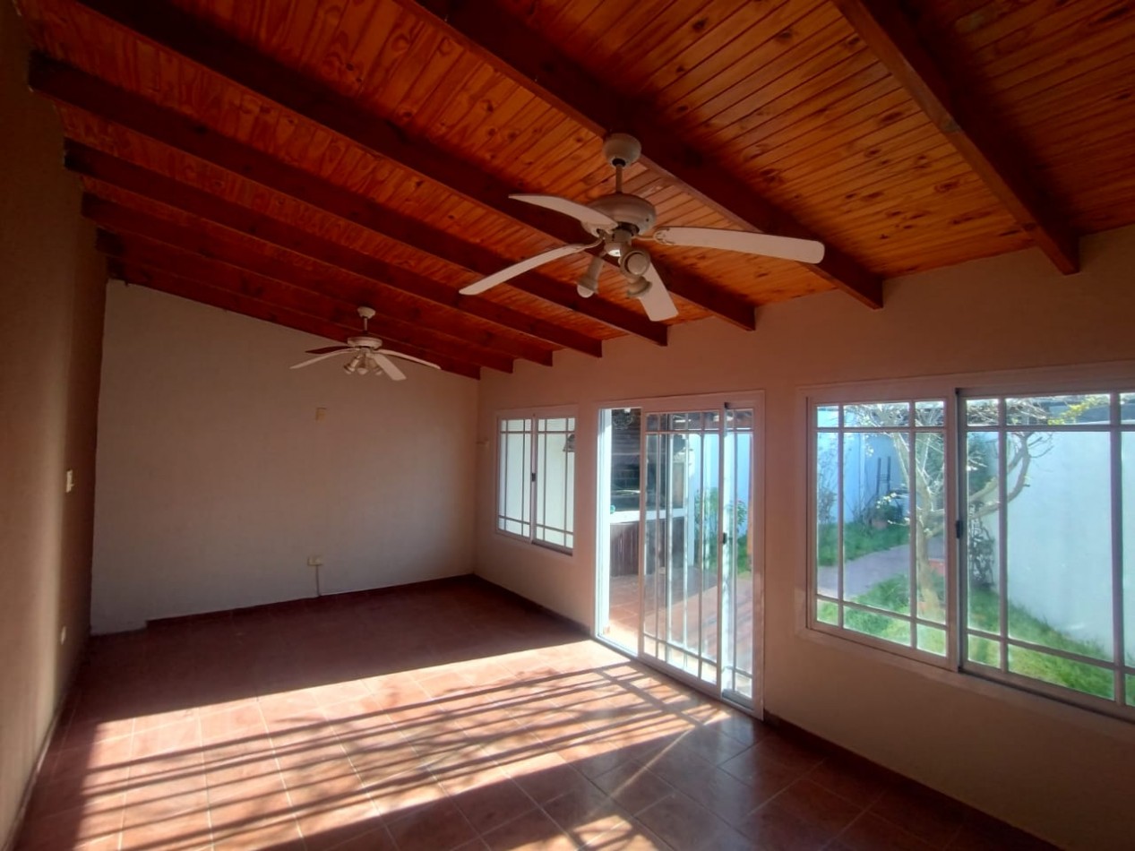 136 e/ 33bis y 34 - casa tipo duplex . entrada de auto y quincho