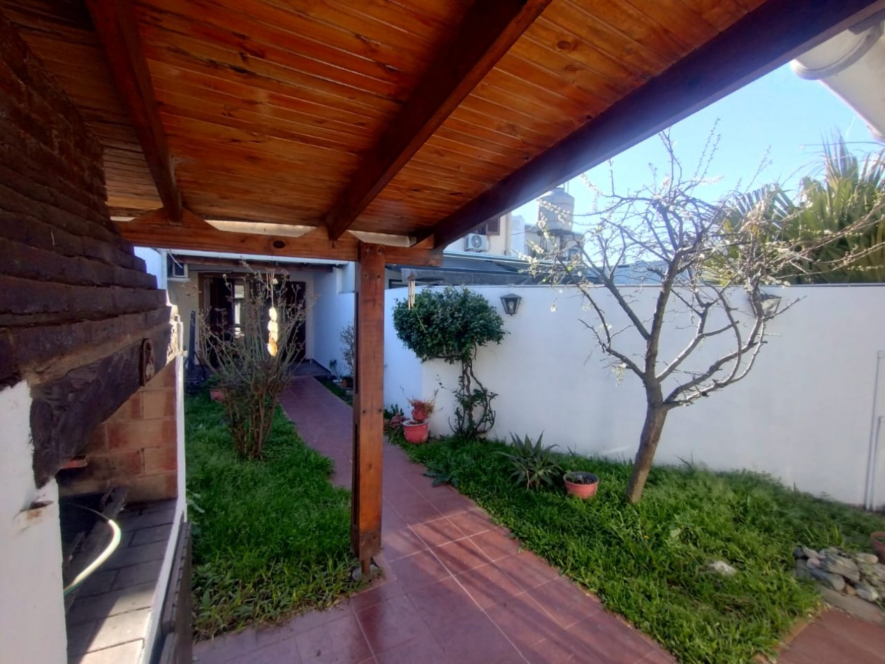 136 e/ 33bis y 34 - casa tipo duplex . entrada de auto y quincho