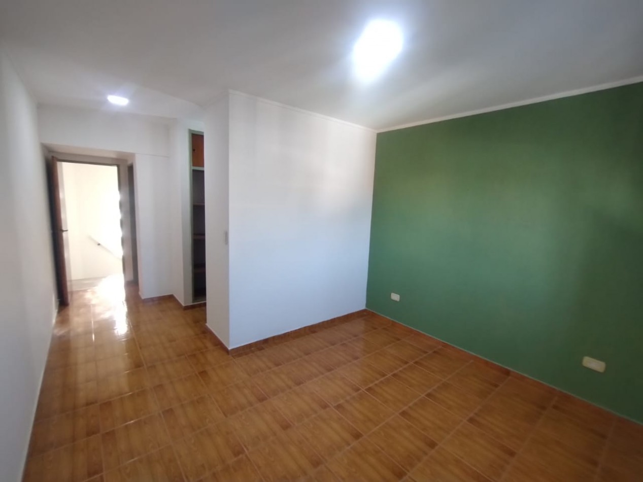 136 e/ 33bis y 34 - casa tipo duplex . entrada de auto y quincho