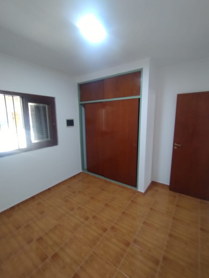 136 e/ 33bis y 34 - casa tipo duplex . entrada de auto y quincho