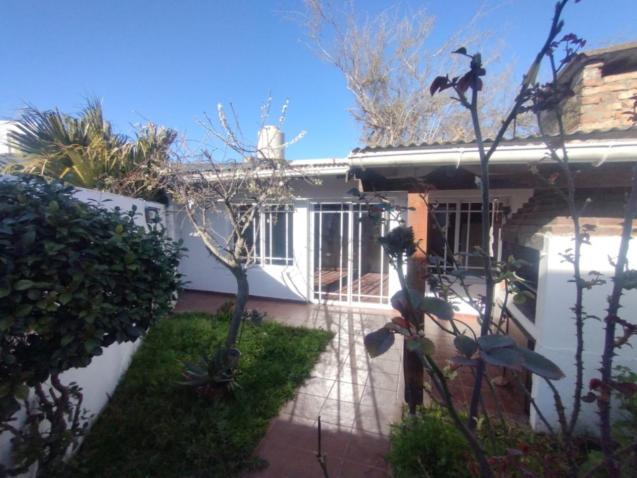 136 e/ 33bis y 34 - casa tipo duplex . entrada de auto y quincho