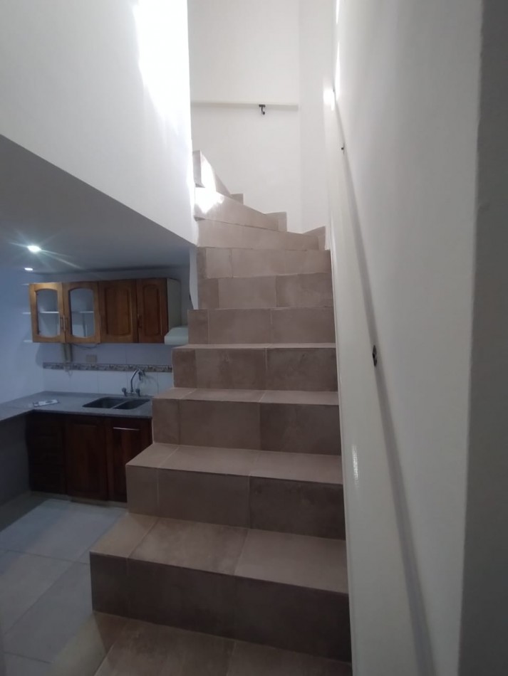 136 e/ 33bis y 34 - casa tipo duplex . entrada de auto y quincho